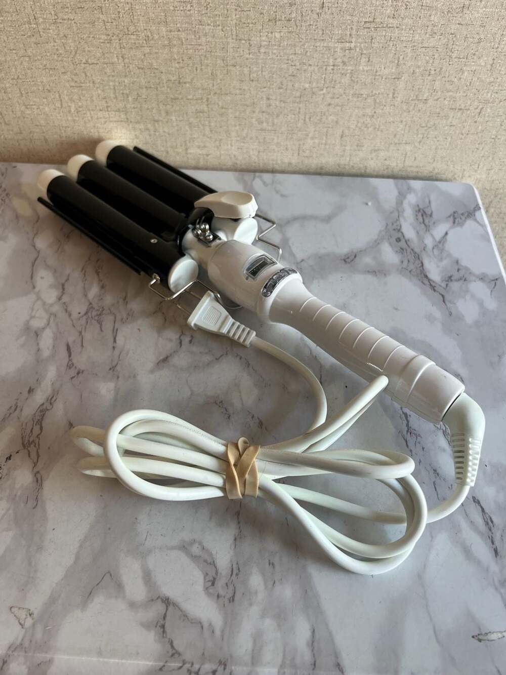 Alure Digital Curling Iron Size 1 Inch Black White Triple Barrel Waver
